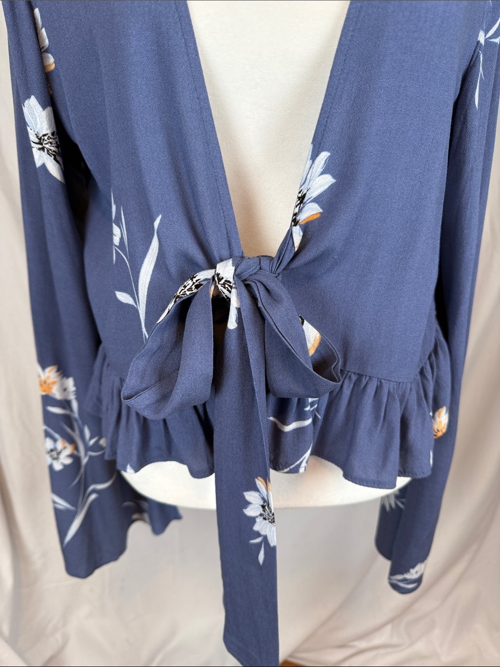 Women's LA Hearts Long Sleeved Tie Front Floral Blouse Boho NWT Medium - Picture 2 of 11